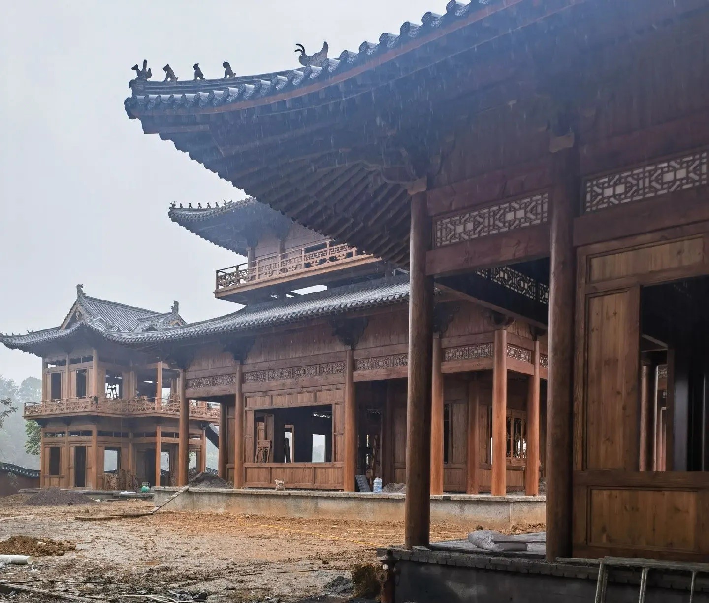 古寺庙建筑全景，红墙黛瓦，飞檐翘角的传统建筑风格