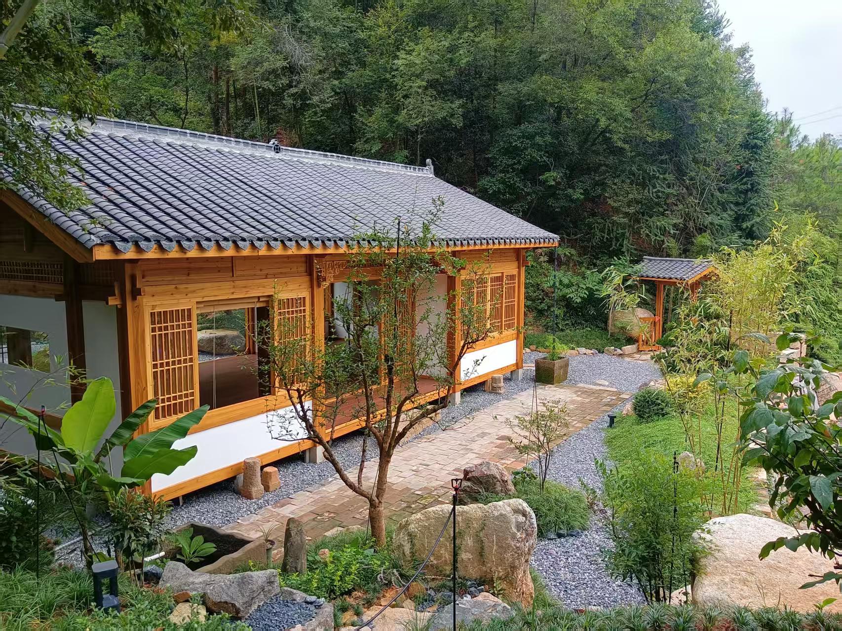 传统民居建筑,青砖灰瓦,雕梁画栋的古朴宅院