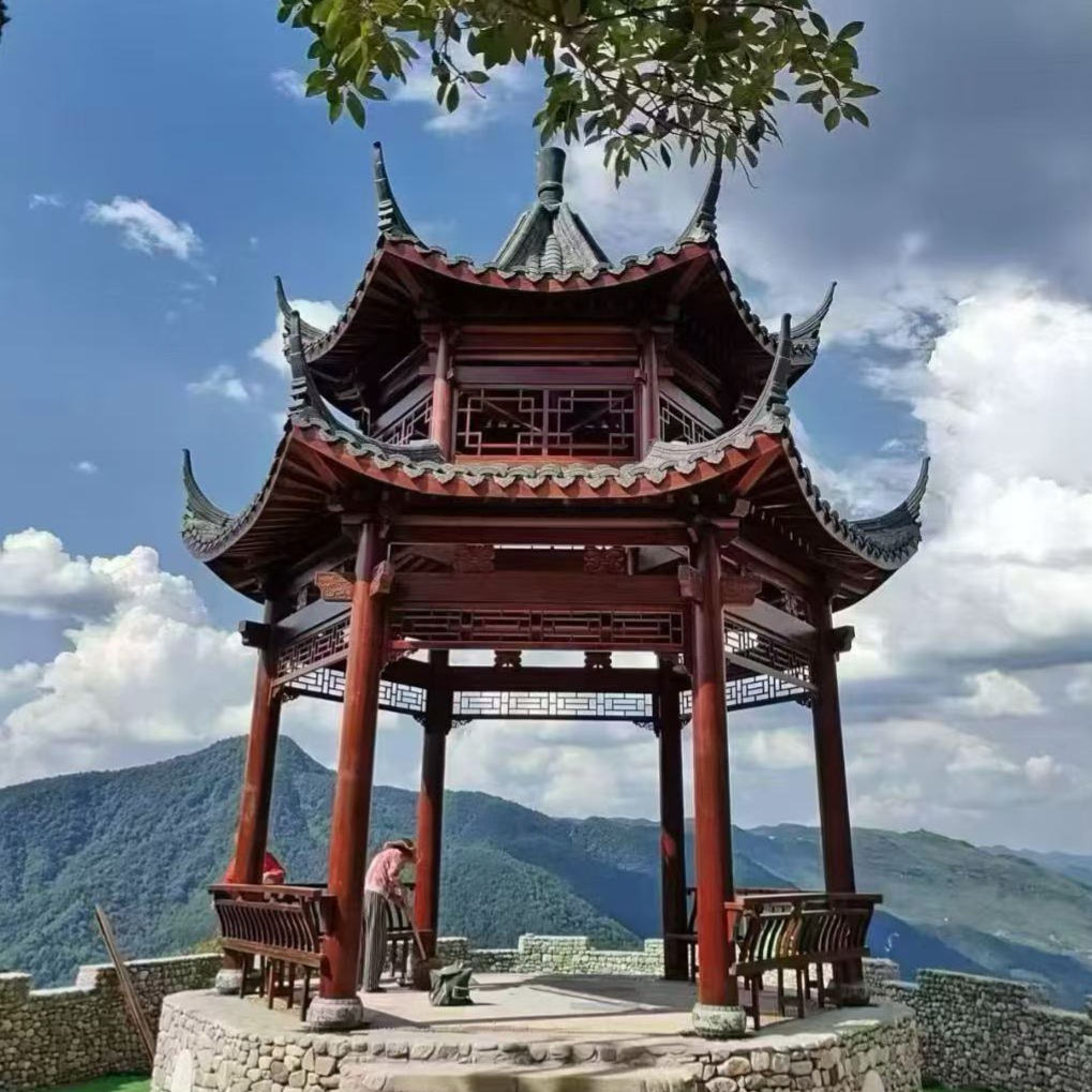 古亭建筑特写,精美的木结构和屋顶装饰细节