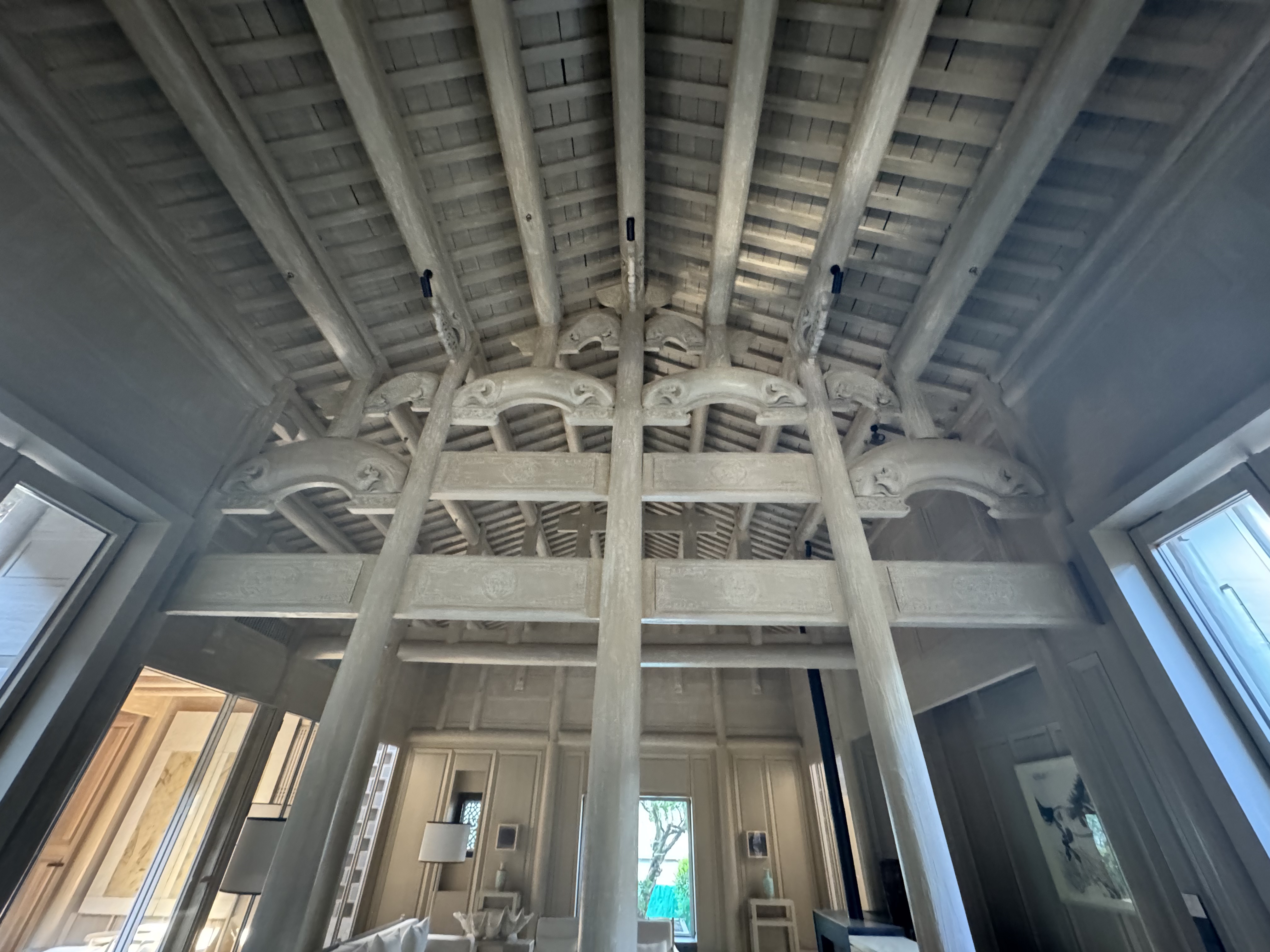 古石桥建筑,拱形结构和石雕装饰的传统桥梁